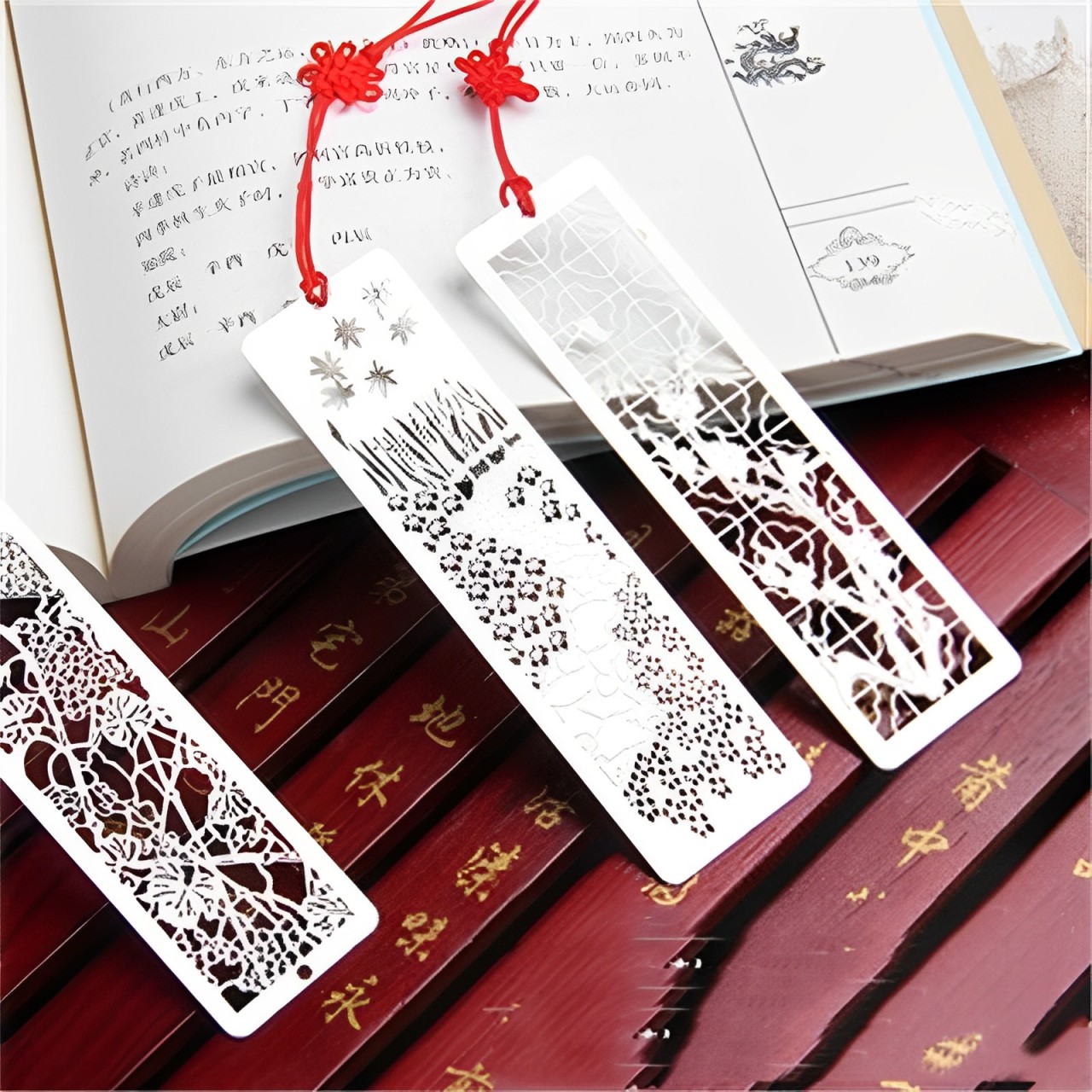 Lightweight Metal Bookmark Creative Stainless Steel Hollow Bookmark Clip Fashion Long Stainless Steel Bookmark for School Supplies Office Supplies Student Gifts Book Lovers Reading Accessories