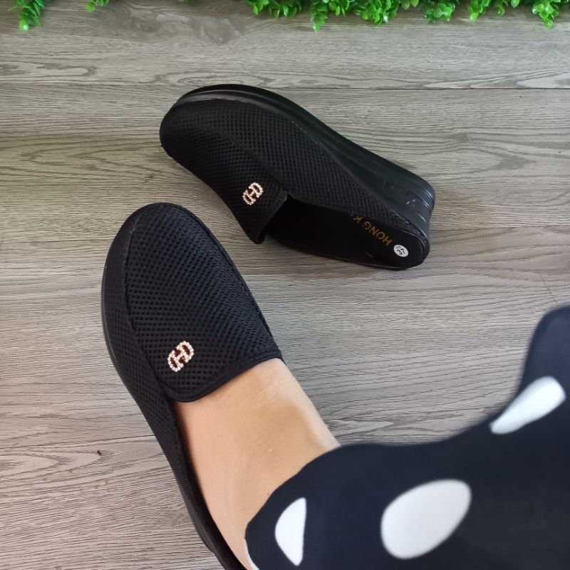 Sục thể thao đen lưới. đen da