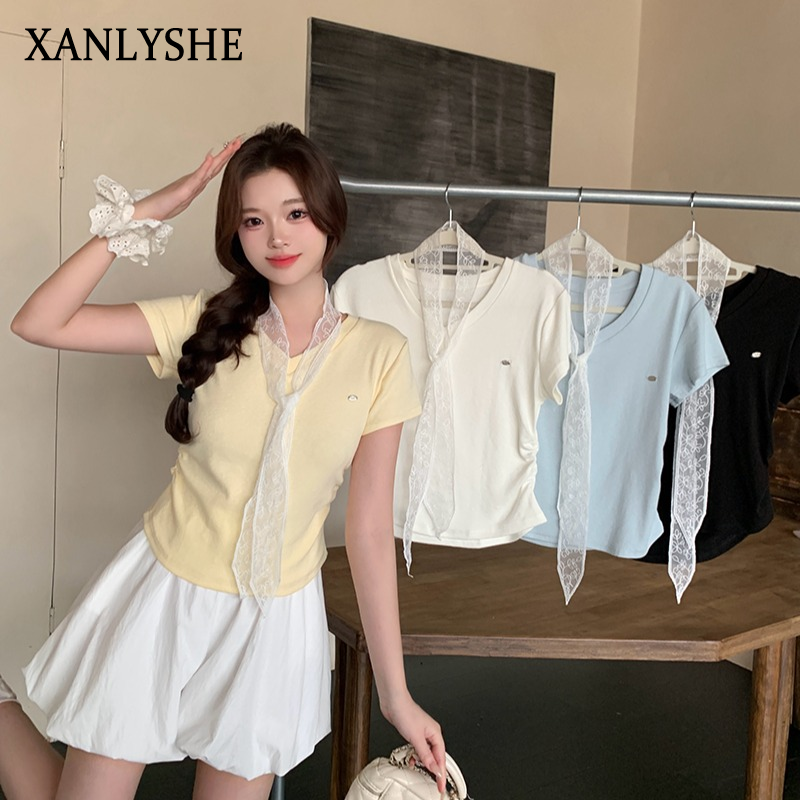XANLYSHE เสื้อยืดแขนสั้นแบบผูกเชือกลายลูกไม้สไตล์เกาหลีสำหรับสาวอวบแบบใหม่ฤดูร้อน ราคา 131 บาท*ส่งฟรี
