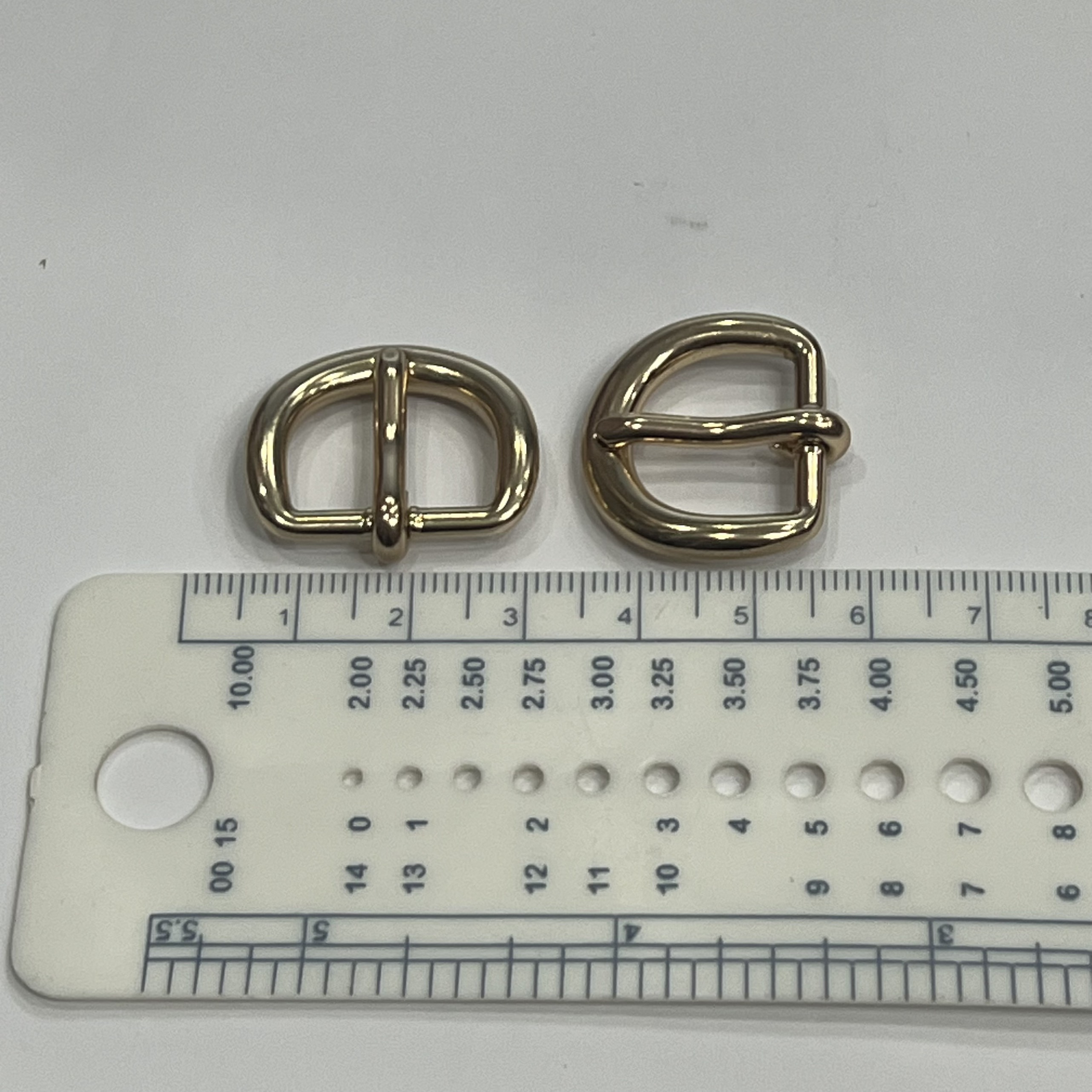 Khóa kim dập chữ C bầu 1.8cm