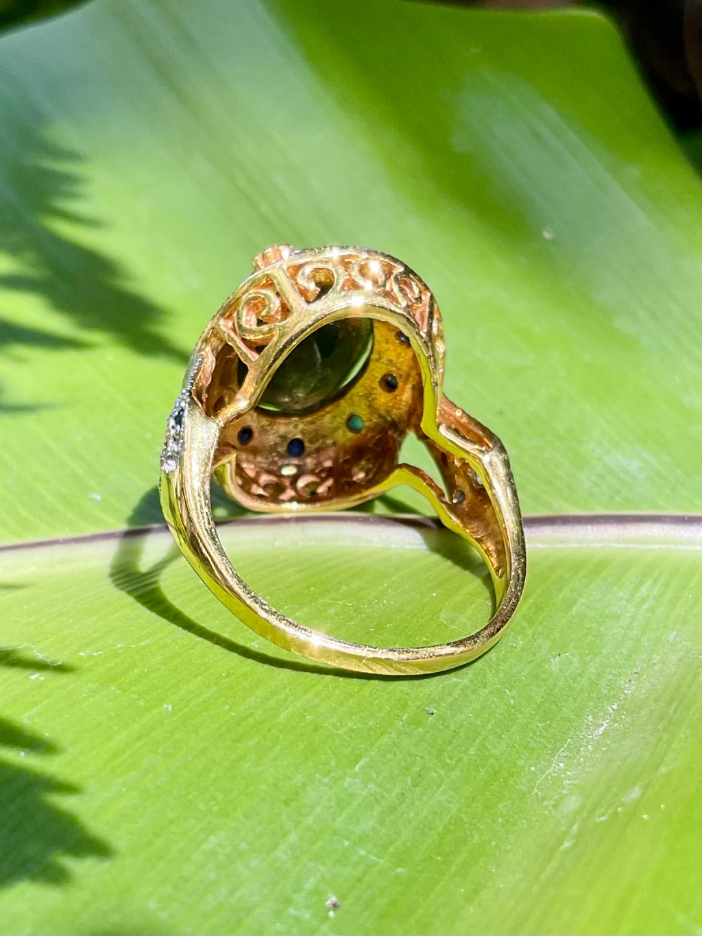 KJ372 แหวนเขียวส่องตลก 7 กะรัต ล้อมไพลิน เงินแท้ 925 ชุบทูโทน ขนาดแหวน 57 ราคา 3,119 บาท*ส่งฟรี