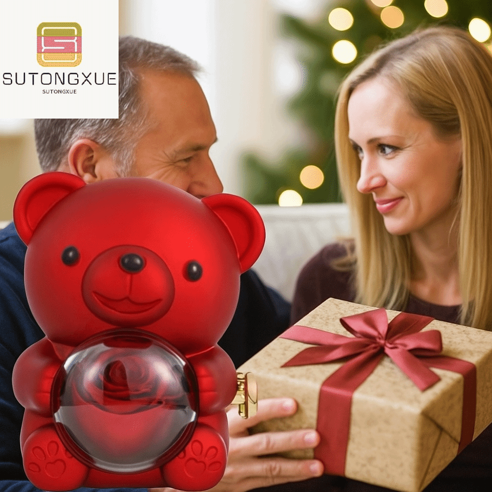 SUTONGXUE น่ารัก กล่องเครื่องประดับหมีกอดหมุนได้ พลาสติก โรแมนติก กล่องเครื่องประดับรูปหมี สง่างาม พร้อมสบู่ดอกกุหลาบ กล่องของขวัญหมีกุหลาบ สำหรับแฟนสาว ราคา 292 บาท*ส่งฟรี