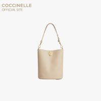 COCCINELLE กระเป๋าทรงถังผู้หญิง รุ่น NIKLA BUCKET BAG 230101 สี SANDSHELL/SEAGRASS
