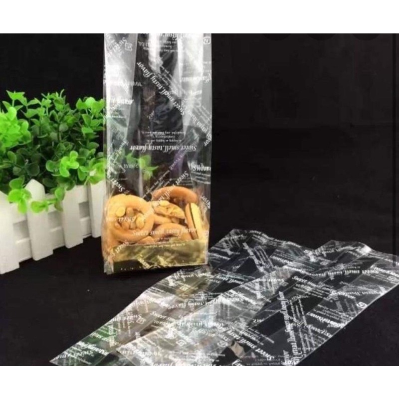 Túi đựng bánh cookies chữ trắng 25*9cm(50c)