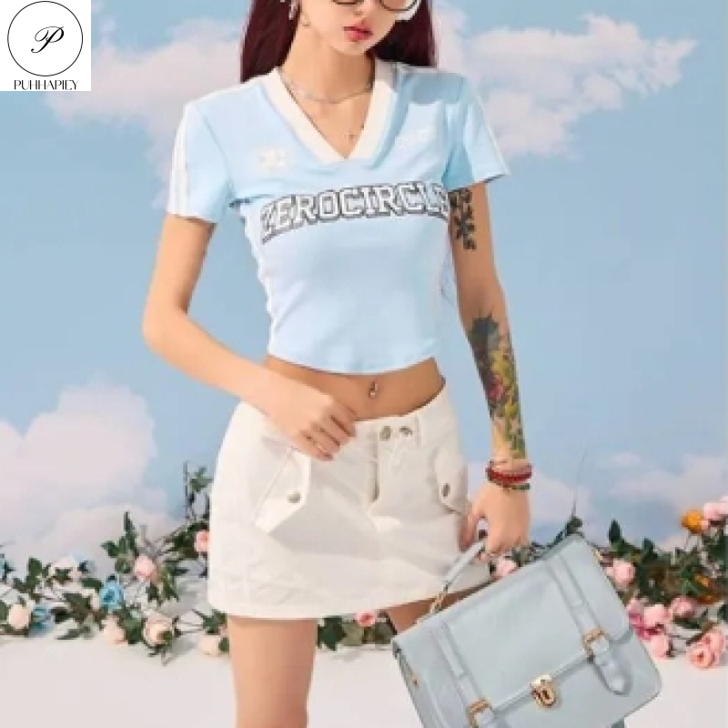 เสื้อ เสื้อยืดผู้หญิง เสื้อยืดแขนสั้นคอวีสไตล์เบสบอลสำหรับผู้หญิงเสื้อตัวสั้นลำลองใส่แล้วดูผอมเข้ารูปแมทช์ลุคง่าย เสื้อครอป เสื้อเจอร์ซีย์ ราคา 109 บาท*ส่งฟรี