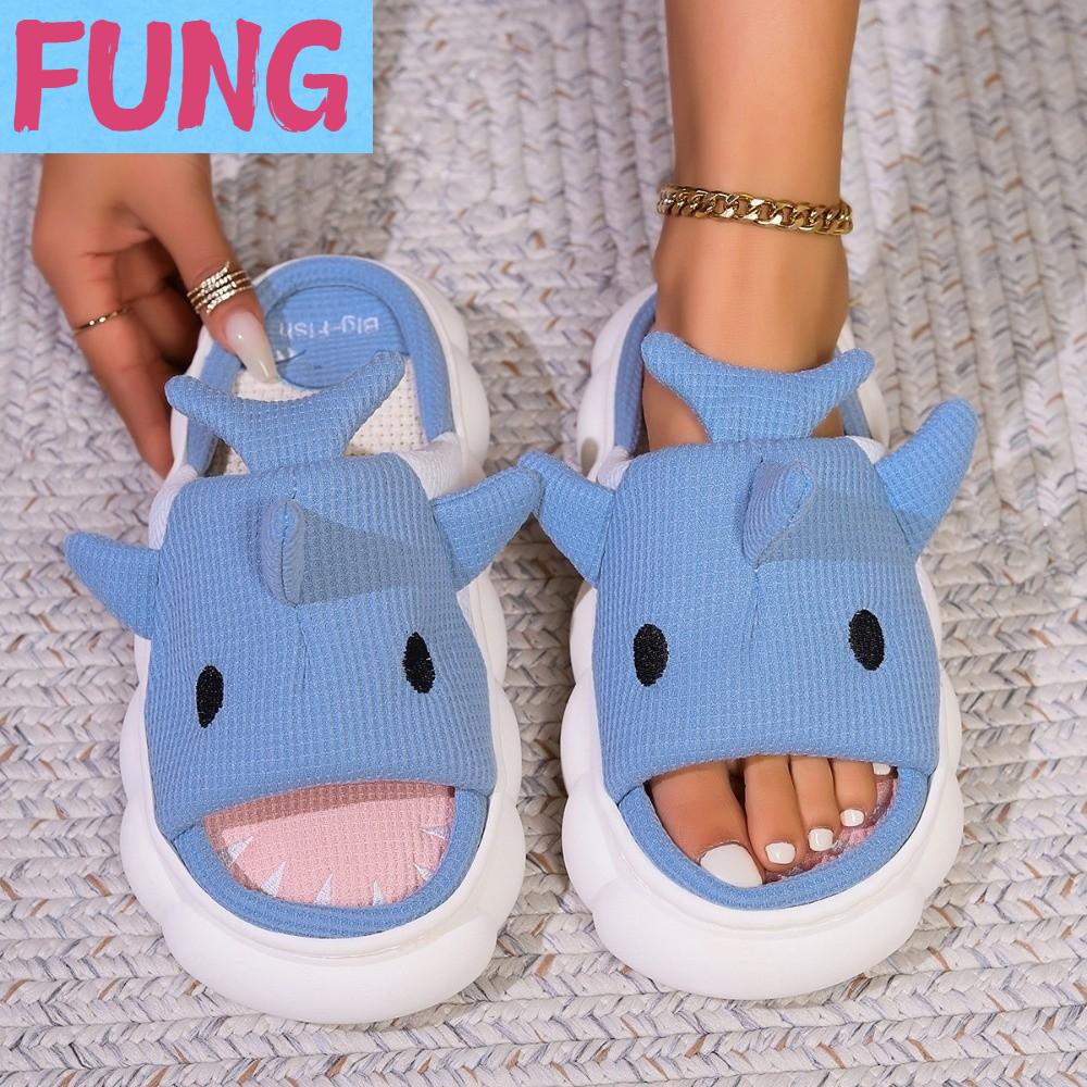 FUNG รองเท้าแตะเปิดนิ้วเท้า รองเท้าแตะนุ่มรูปฉลาม รองเท้าแตะ Cloudy Sharks รองเท้าฤดูหนาว รองเท้าแตะผ้าลินิน น่ารัก ป้องกันการลื่น รองเท้าแตะฤดูหนาว หอพัก ราคา 371 บาท*ส่งฟรี
