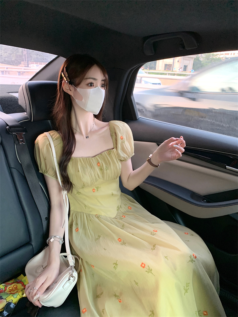 2023 mùa hè mới quần đùi thời trang-Đầm có tay Cổ áo vuông Pháp Trắng Hoài Cổ Thêu Hoa ĐầM Voan Cổ Tích