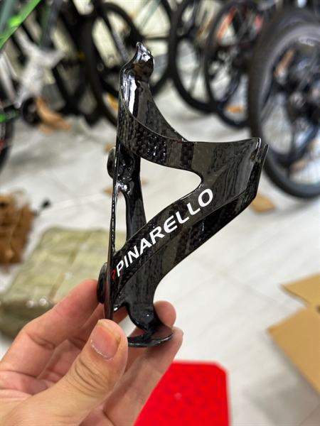 Gọng nước để bình nước xe đạp Chất liệu carbon Pinarello