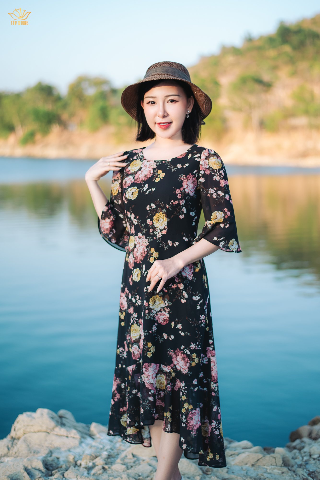 Đầm xòe mullet - Cổ tròn tay chuông - màu Đen hoa - TTV1862