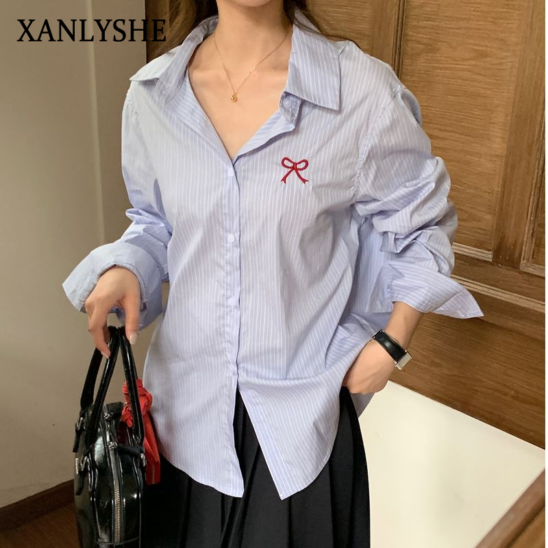 XANLYSHE เสื้อเชิ้ตแขนยาวลายปักลายสำหรับผู้หญิงเสื้อฤดูใบไม้ผลิเสื้อสไตล์วิทยาลัย ราคา 253 บาท*ส่งฟรี
