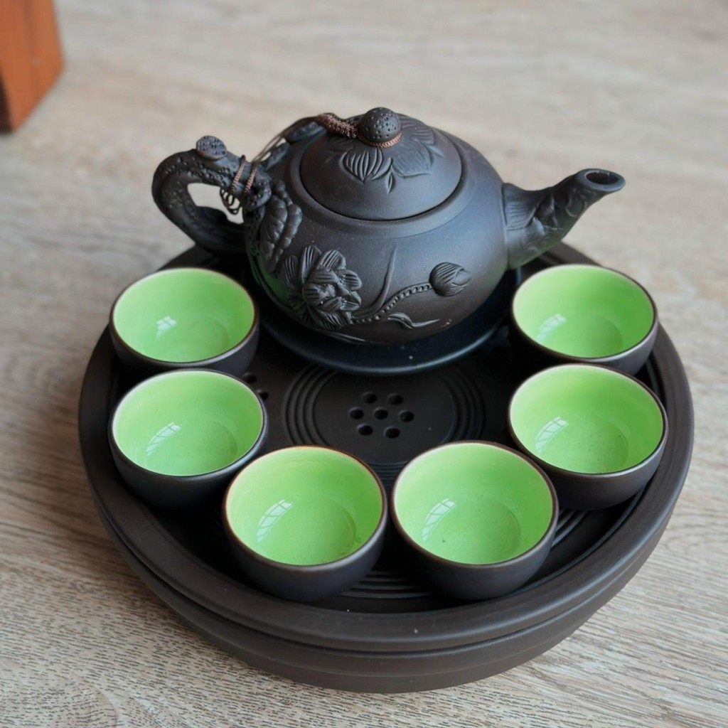 Bộ ấm chén tử sa đắp nổi họa tiết hoa sen, chén lòng xanh, 2 màu đỏ đen dung tích 280ml
