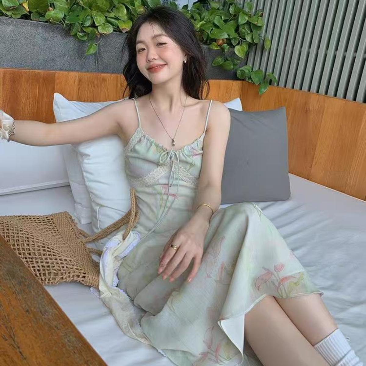 เดรสเอี๊ยมลายดอกไม้กระโปรงยาวทรงหางปลาเย็บปะติดปะต่อกัน TM079369LYQ ราคา 459 บาท*ส่งฟรี