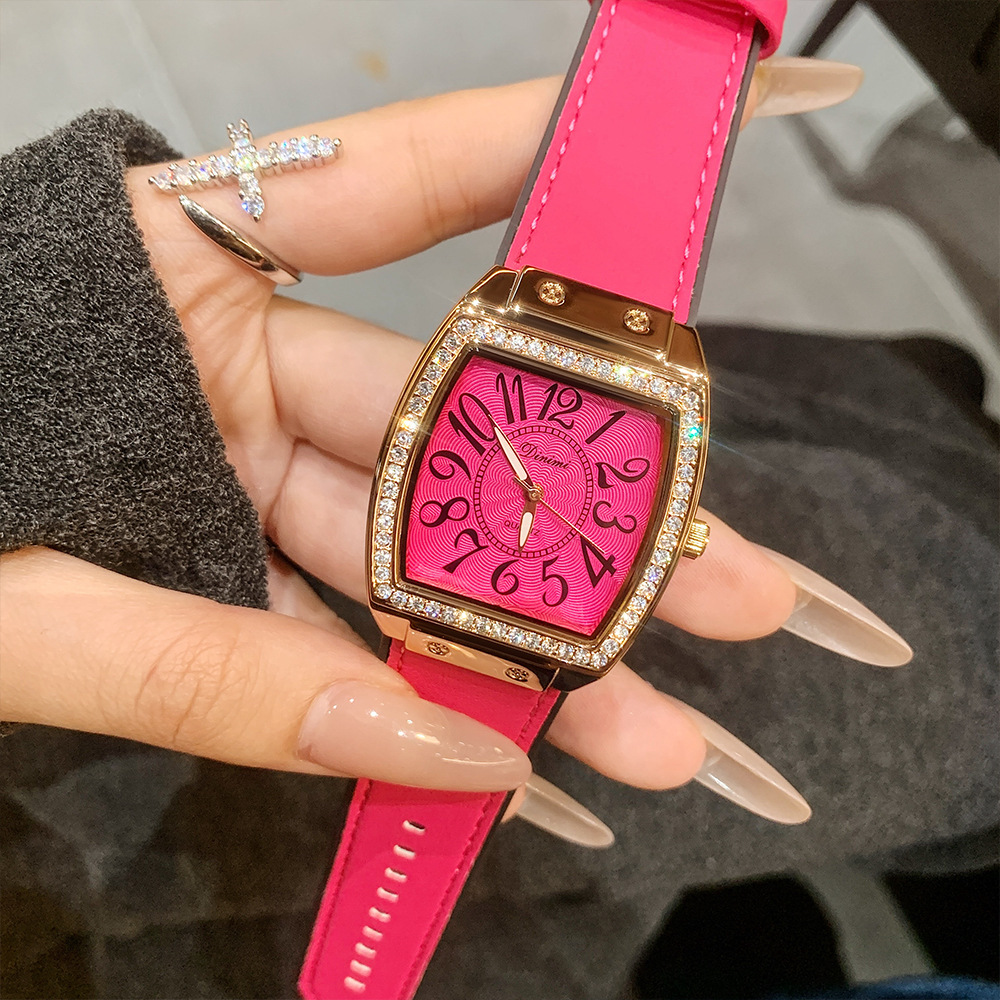 Đồng hồ nữ thời trang 2025 mặt số vuông cạnh kim cương thắt lưng mới Quartz đơn giản khí chất đồng hồ chống thấm nước thời trang