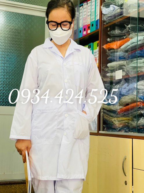Áo blouse trắng dược sĩ thể hiện hiệu thuốc chuyên nghiệp