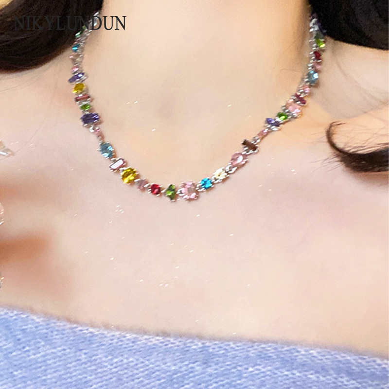 NIkyLundun สร้อยคอคริสตัลสีสันสดใสสไตล์ขนมหวาน ใหม่ล่าสุดสำหรับผู้หญิง ประดับซิร์คอนระยิบระยับ ดีไซน์ไม่สมมาตร เหมาะกับแฟชั่นหวานๆ ราคา 84 บาท*ส่งฟรี