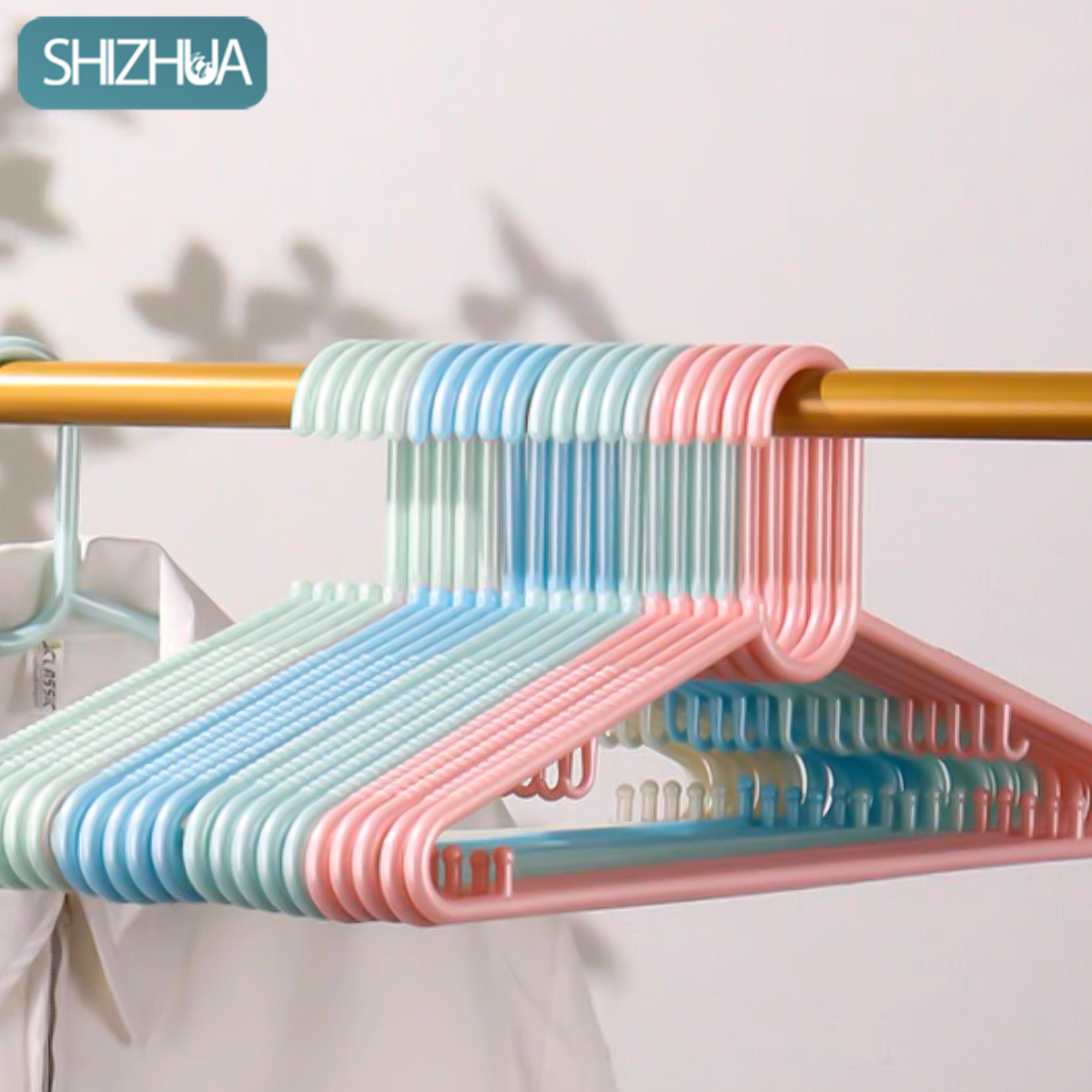 ไม้แขวนเสื้อพลาสติก ไม้เเขวนขอบกันลื่น ไม้แขวนเสื้อ กันลม อเนกประสงค์ ใช้ซ้ําได้ เรียบง่าย สําหรับแขวนเสื้อผ้า ราคา 35 บาท*ส่งฟรี