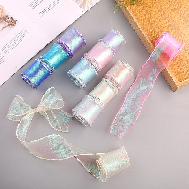 Một trong những vật dụng đơn giản nhưng lại hết sức đặc biệt trong trang trí bó hoa, quà tặng đó chính là Ruy băng voan sóng