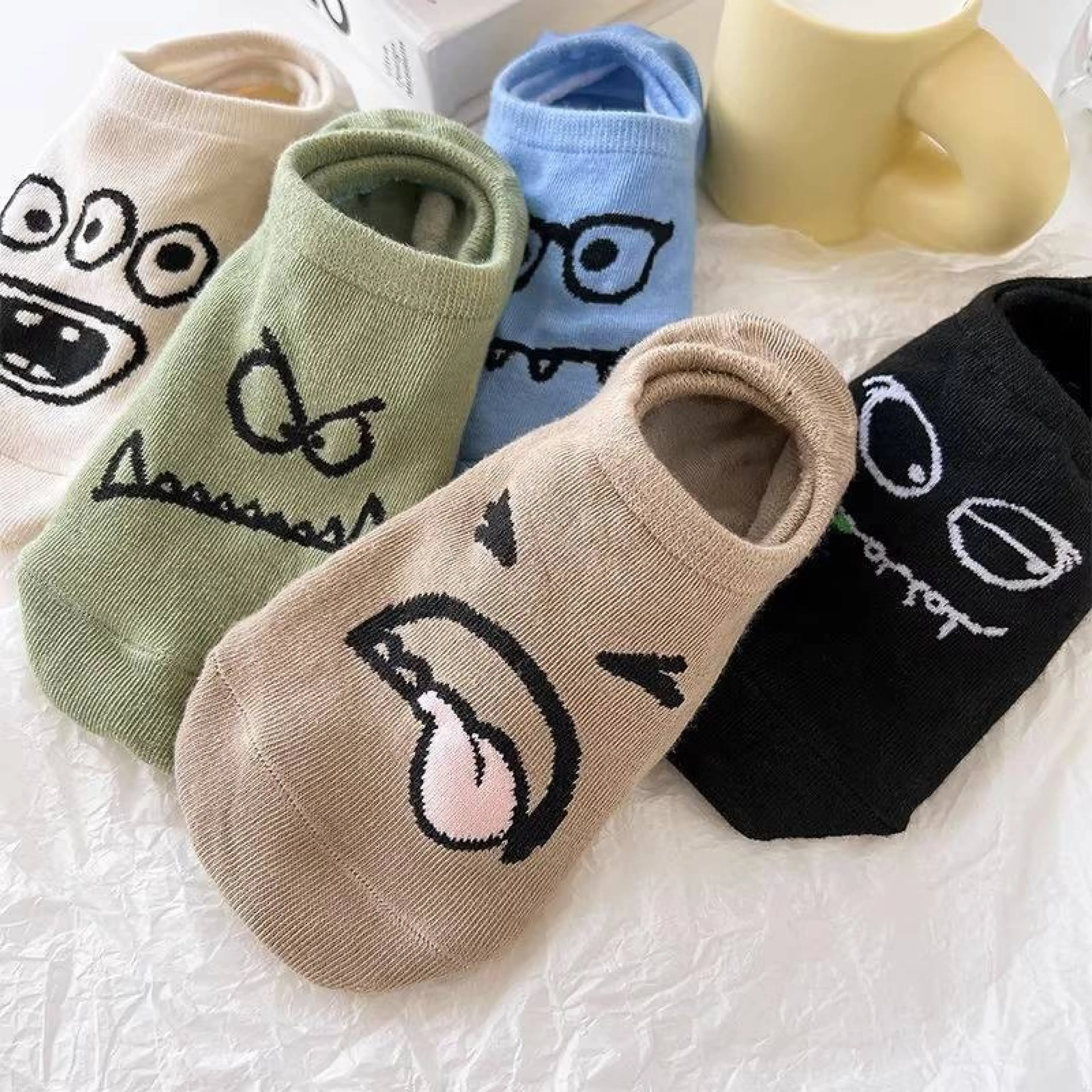 Short socks Women's and men's socks, many patterns and colors, short socks decorated with doll patterns. Adult cartoon socks with anti-slip stripes. Beautiful, cute, and exciting. Can be used by both men and women.