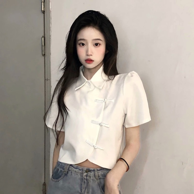 Áo sơ mi croptop tay ngắn vạt chéo phối nút Եàu xinh xắn