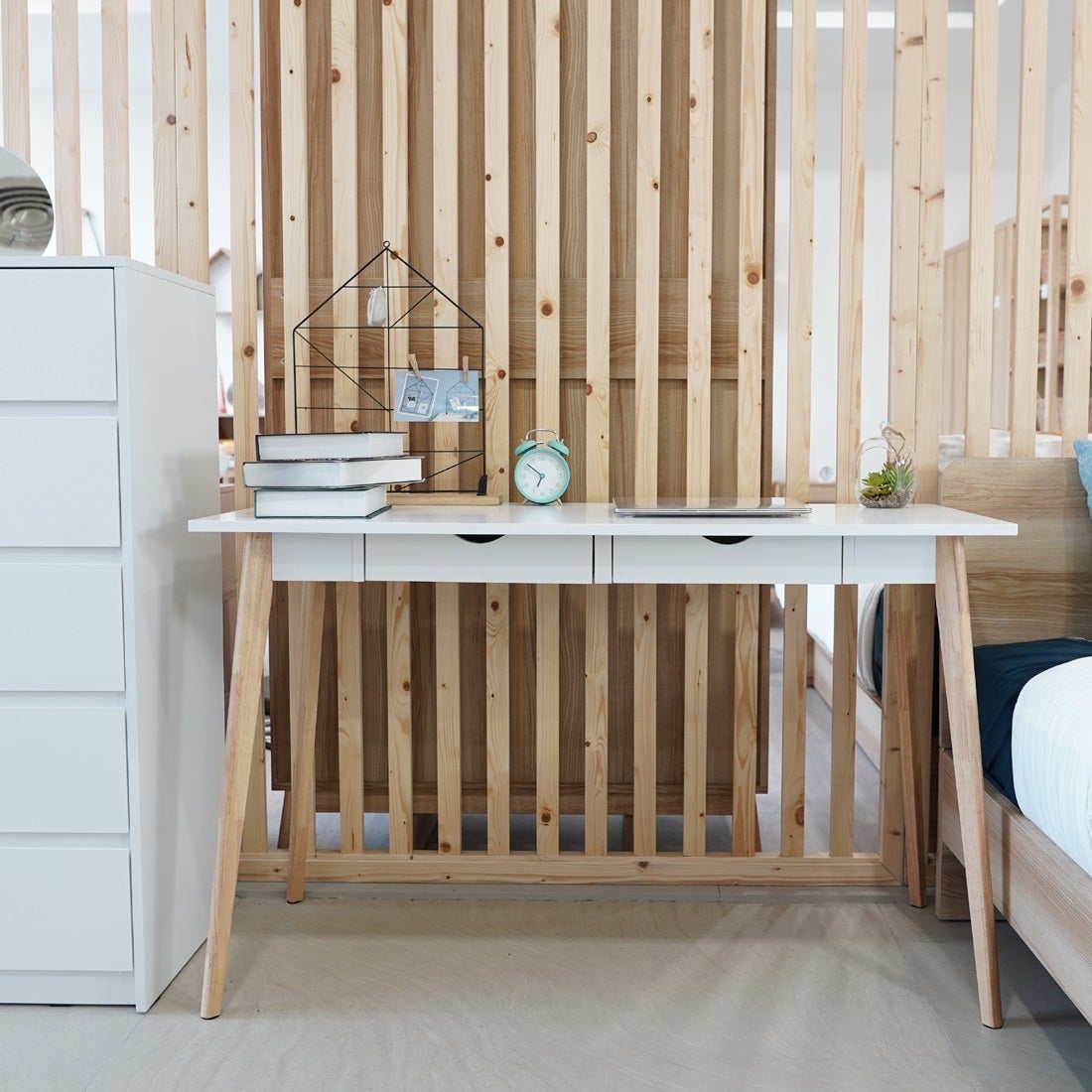 Looms โต๊ะทำงาน รุ่น Wells สีขาว (120x50x75 ซม.) ราคา 2,640 บาท*ส่งฟรี