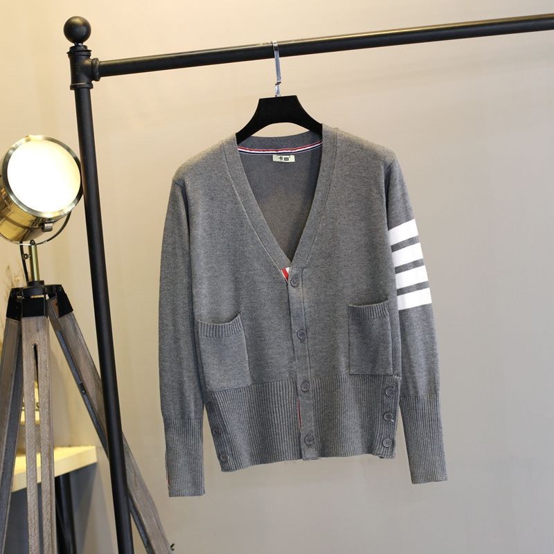 U.S.A imported Thom Browne 2021 Xuân Thu TB dệt kim sọc Cardigan V-Neck lỏng lẻo áo len Cardigan cho nam và nữ American 2024