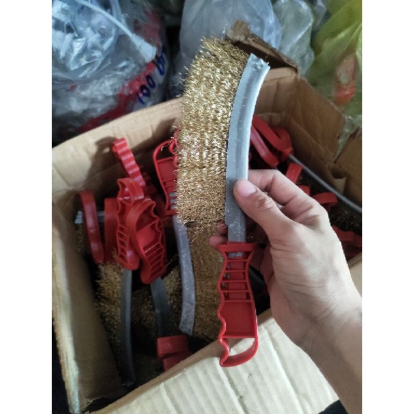 Bàn chải sắt cán nhựa