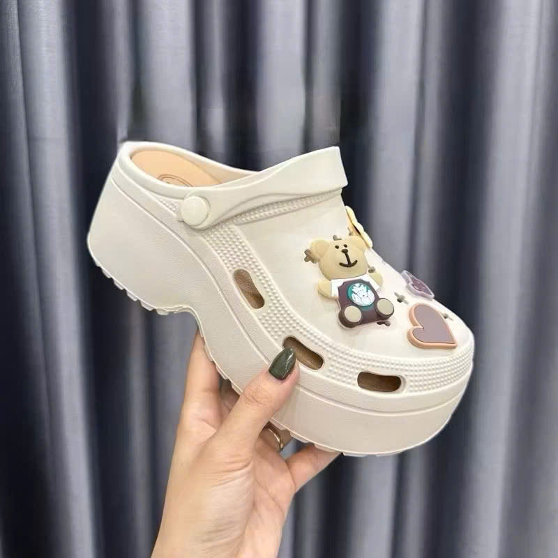 [from bé tăng 1 size ]DÉP SANDAL GIÀY SỤC NỮ CÓ GẮN STICKER TÔN DÁNG CAO 6.5CM KÈM CHARM GẤU TIM HOA