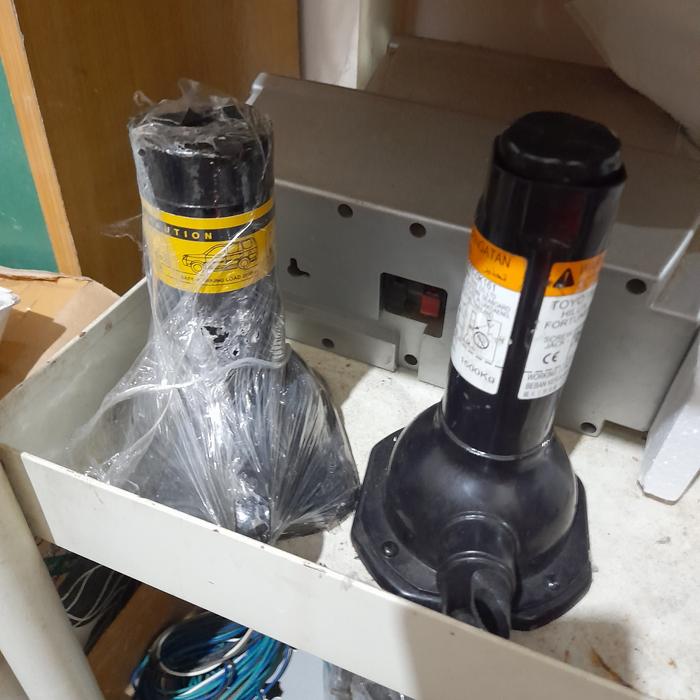 DONGKRAK BOTOL TOYOTA KIJANG SUPER GRAND KAPSUL INNOVA PANTER Harga 716,000 rupiah*Gratis Ongkir