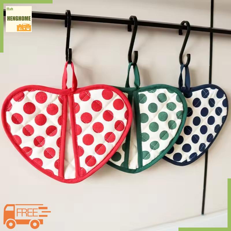 HENGHOME 💖[HOT SALE]🎈🎈 แผ่นฉนวนกันความร้อนแบบหนีบมือรูปหัวใจใช้ที่รองแก้วกันความร้อนถุงมือกันลวกเตาอบในครัวทนอุณหภูมิสูง ราคา 66 บาท*ส่งฟรี