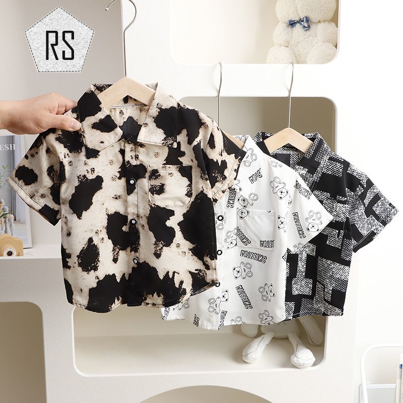 REALSELF เสื้อผ้าเด็กผช ชุดเด็กเกาหลี พิมพ์ลายกราฟิกแฟชั่นสไตล์เกาหลี เสื้อคาร์ดิแกนแขนสั้นสวมใส่สบายสำหรับเด็กฤดูร้อน2431 ราคา 125 บาท*ส่งฟรี