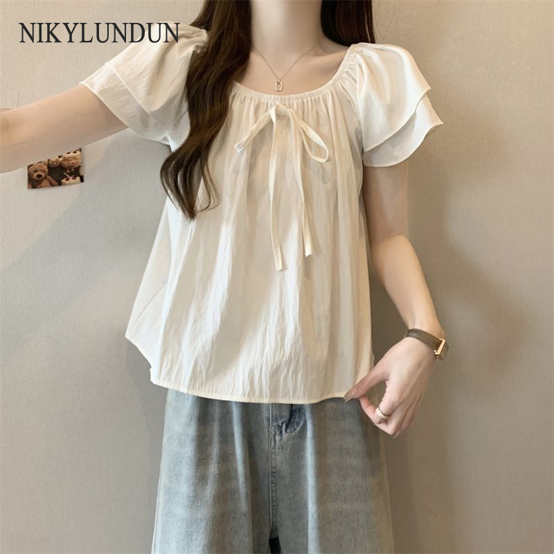 NIkyLundun เสื้อเชิ้ตแขนบินสไตล์ฝรั่งเศสไซส์ใหญ่สำหรับฤดูร้อนเสื้อพับทรงหลวมปกปิดหน้าท้องสำหรับผู้หญิงเสื้อเชิ้ตผูกโบว์แบบบางสำหรับสาวอวบ ราคา 129 บาท*ส่งฟรี