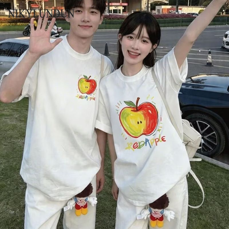 NIkyLundun เสื้อยืดผู้หญิง เสื้อยืดแขนสั้นทรงหลวมพิมพ์ลายแอปเปิ้ลคู่รักสไตล์สตรีทแฟชั่นฤดูร้อน ราคา 94 บาท*ส่งฟรี