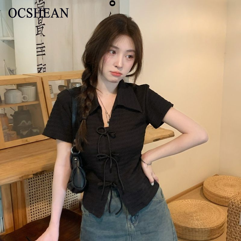 OCSHEAN เสื้อยืดแขนสั้นสีดำผูกโบว์คอปกเก๋เสื้อใส่แล้วดูผอมแมทช์ลุคง่ายแบบใหม่ฤดูร้อนสำหรับผู้หญิง ราคา 131 บาท*ส่งฟรี