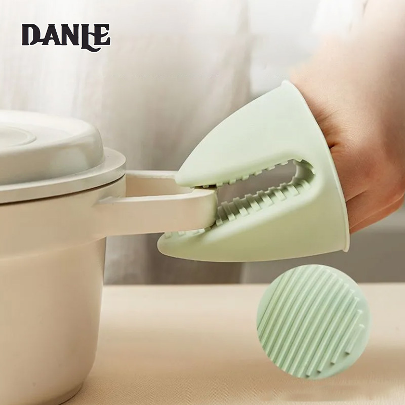 Silicone thickened heat-insulating anti-scalding gloves kitchen household high temperature resistant oven microwave oven anti-scalding hand clip baking oven ราคา 41 บาท*ส่งฟรี