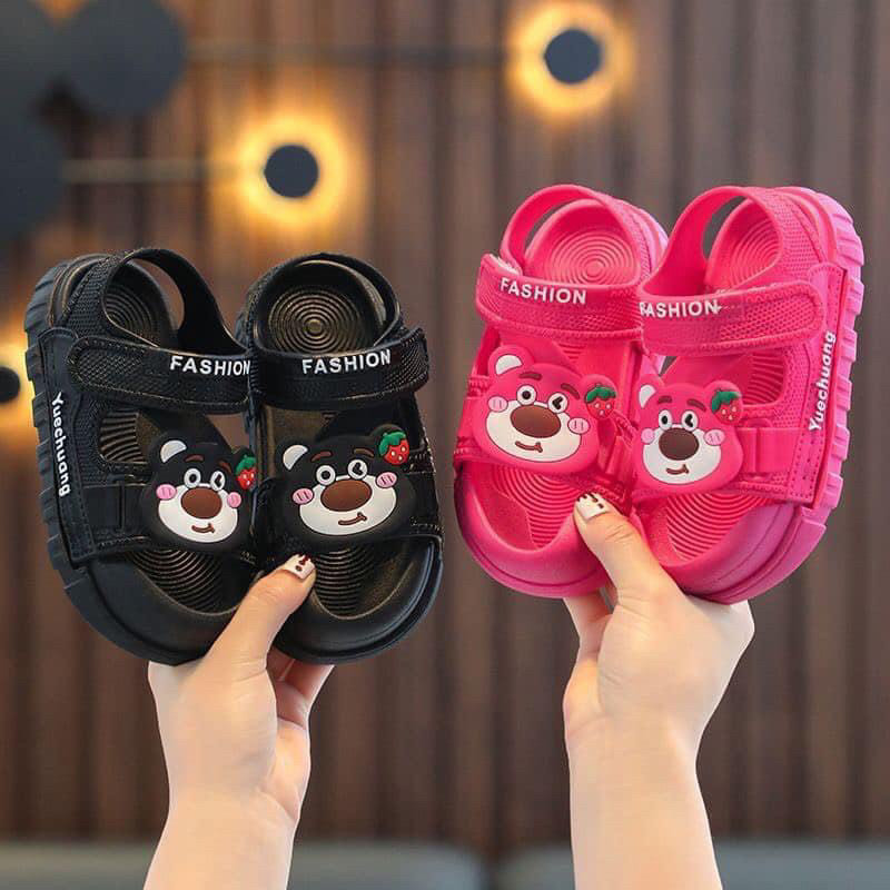 Sandal gấu dâu chất liệu nhựa mềm cho bé trai bé gái từ 1 đến 10 tuổi siêu êm mềm dễ thương