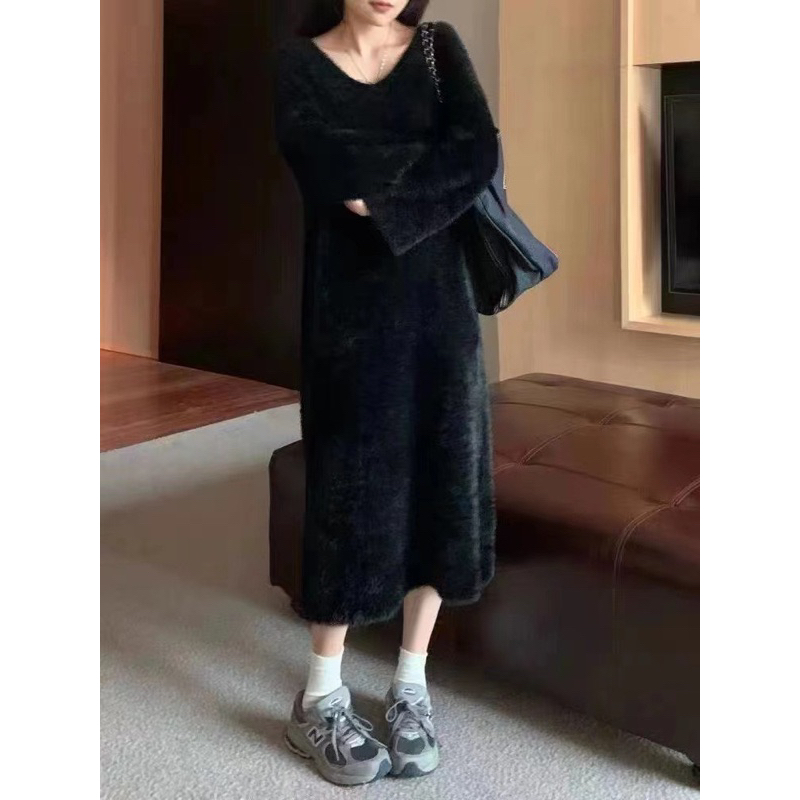 Đầm Len Lông Thỏ Trắng Cổ V Dáng Maxi Tay Dài