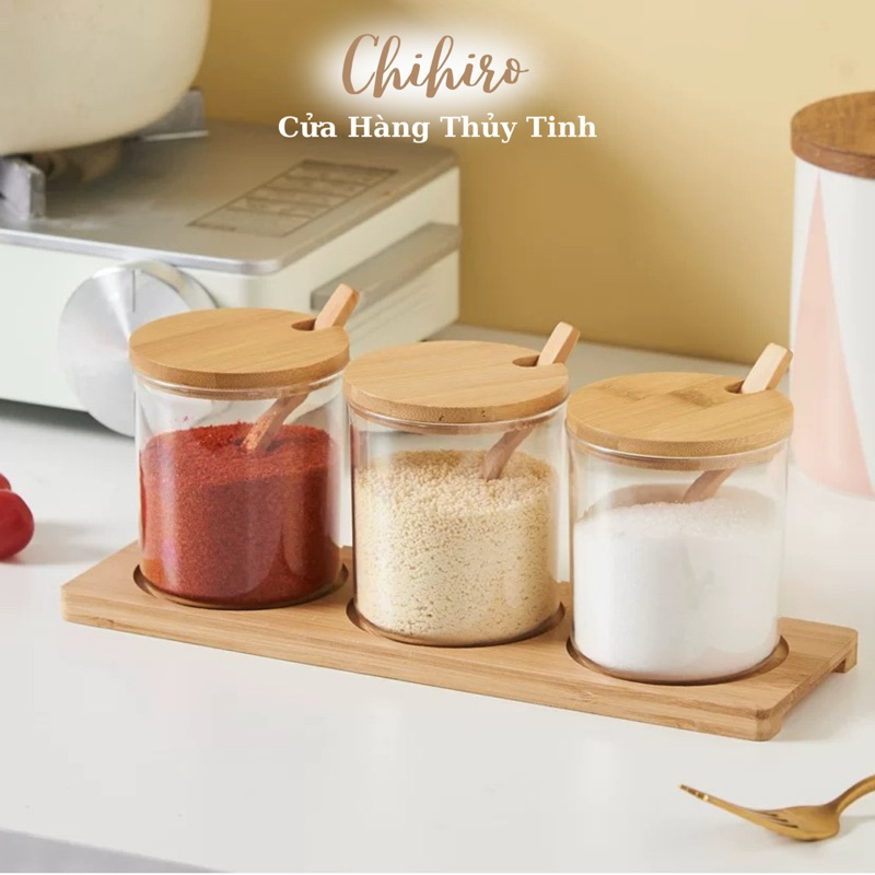 Set 3 lọ gia vị thủy tinh kèm khay - có nắp đậy và muỗng - gỗ tre cao cấp - Chihirostore.decor