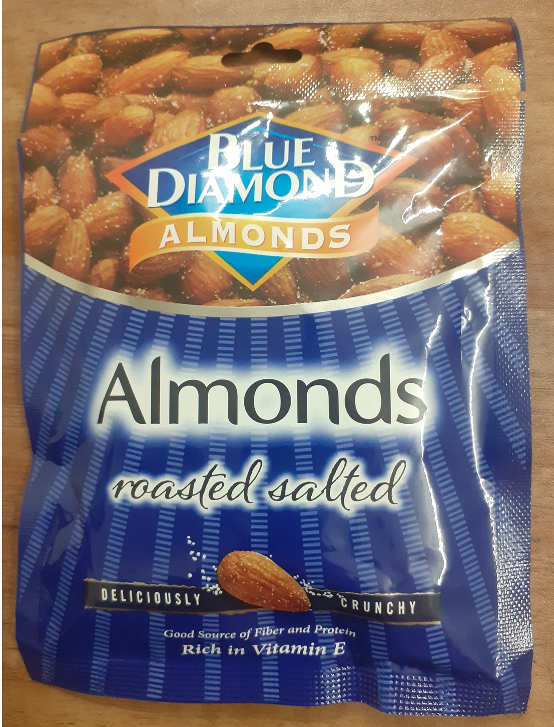 Hạnh Nhân rang muối Blue Diamond Almonds có vitamin E, 30g