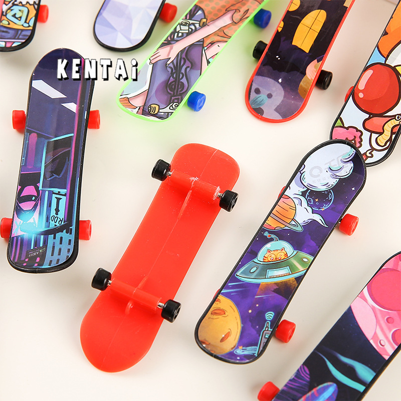 Creative Finger Skateboard Toy, Fun Desk Stress Relief with Cool Designs ราคา 18 บาท*ส่งฟรี