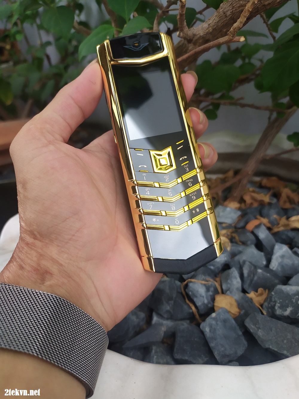Điện thoại độc lạ VertuK8kèm pin thêm 2 sim lưng đá sang trọng đẩng cấp