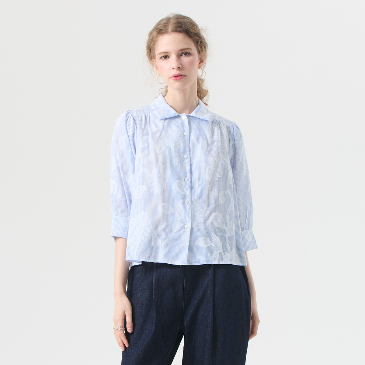 EP เสื้อเบลาส์ ลายดอกไม้และลายทาง ผู้หญิง สีฟ้า | Striped Floral Burnout Blouse | 05041 ราคา 1,187 บาท*ส่งฟรี