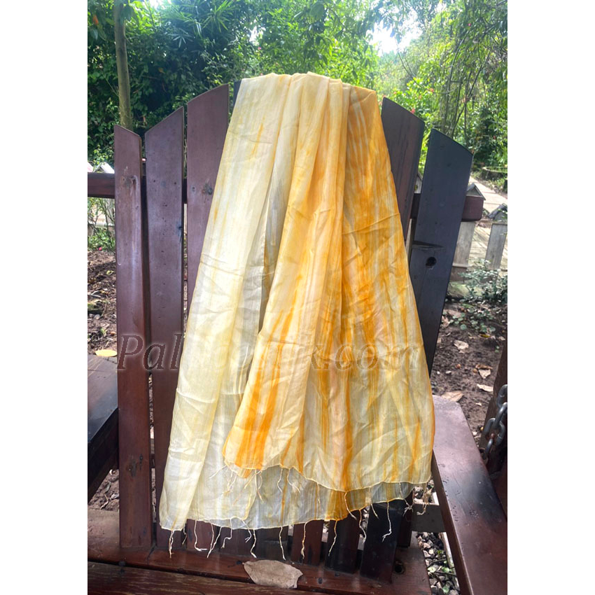 Khăn quàng cổ lụa tơ tằm màu vàng nhạt siêu nhẹ và mềm mượt, 100% silk, dùng được cả 4 mùa