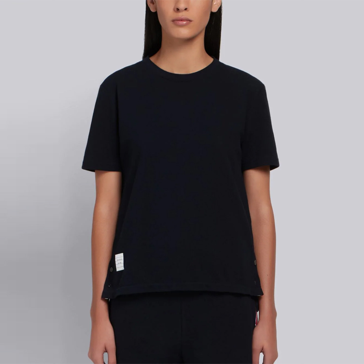 เสื้อเชิ้ต เสื้อเบลาส์สตรี Thom Browne เสื้อยืดผู้หญิงคอกลมสีน้ำเงินเข้ม Moderate Straight Fit FJS013A-00050-415 ราคา 33,788 บาท*ส่งฟรี
