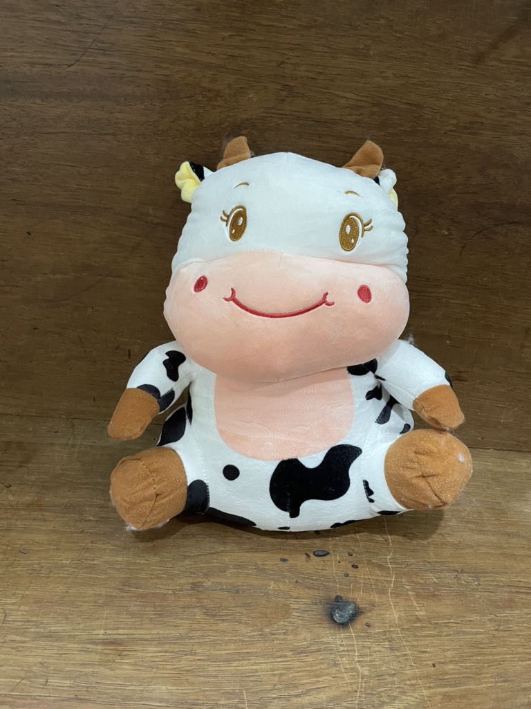 Bò sữa ngồi vải miniso 35cm