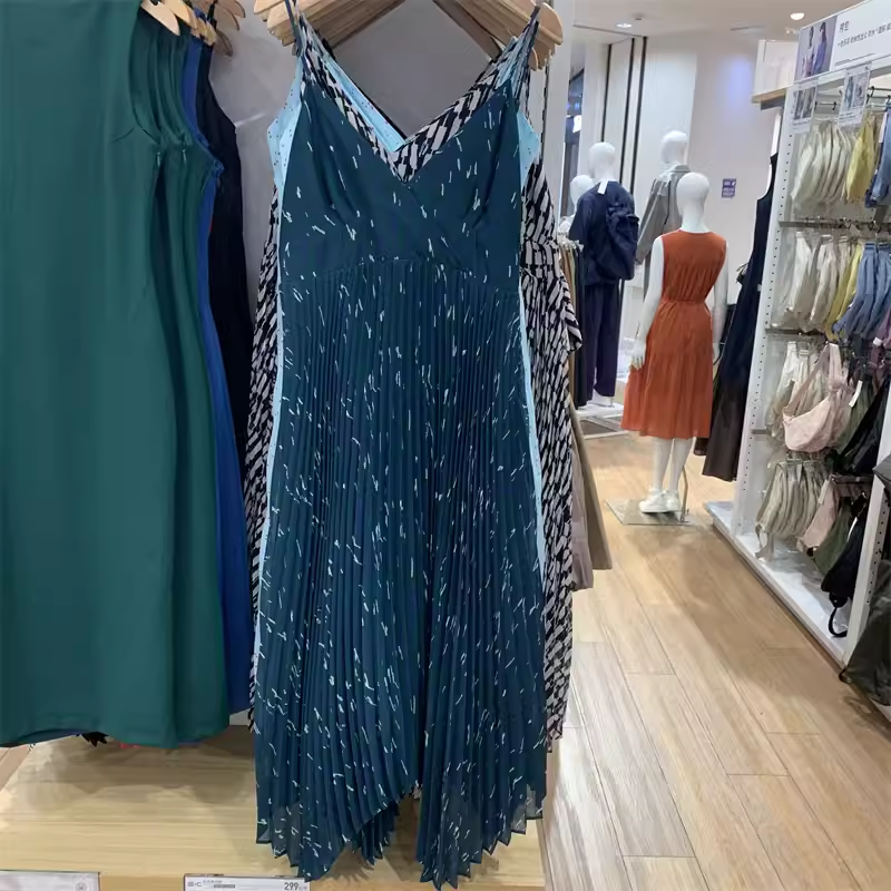 Xác thực chính hãng mới Uniqlo bạn gia đình mùa hè mới của phụ nữ Hoa Xếp Li Đầm có dây đeo giải trí
