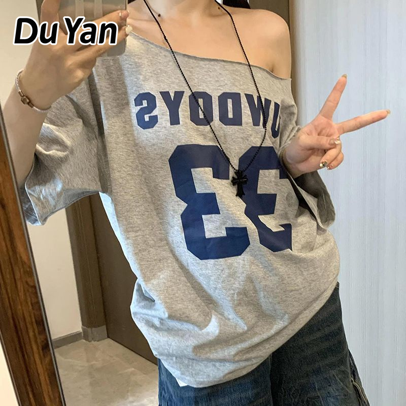 Du Yan Casual Loose Fit T-Shirt with Letter Print and Off-Shoulder Design ราคา 148 บาท*ส่งฟรี