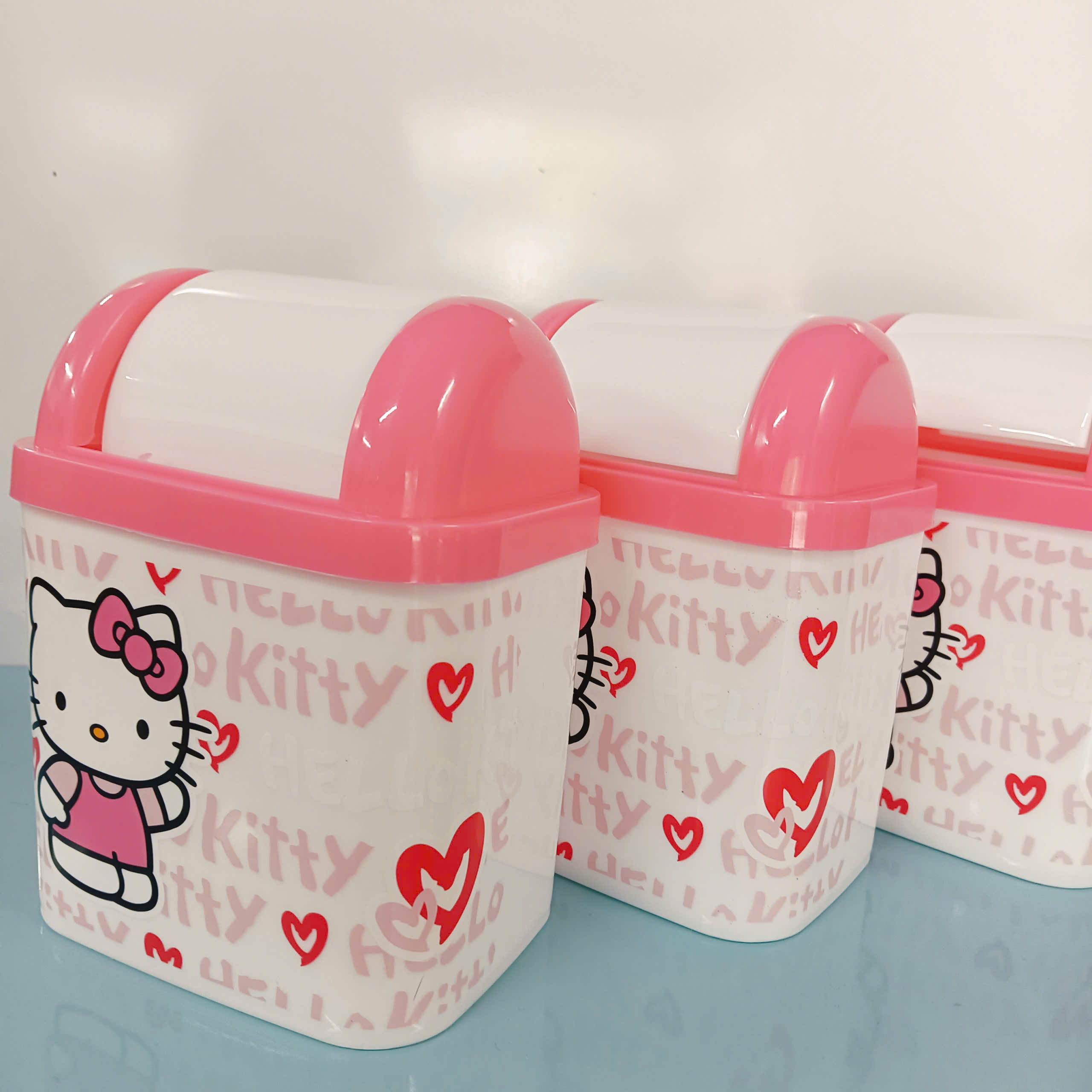 THÙNG RÁC MINI HELLO KITTY XINH XẮN – DỄ THƯƠNG, NHỎ GỌN, GIÚP GÓC LÀM VIỆC LUÔN GỌN GÀNG SẠCH ĐẸP