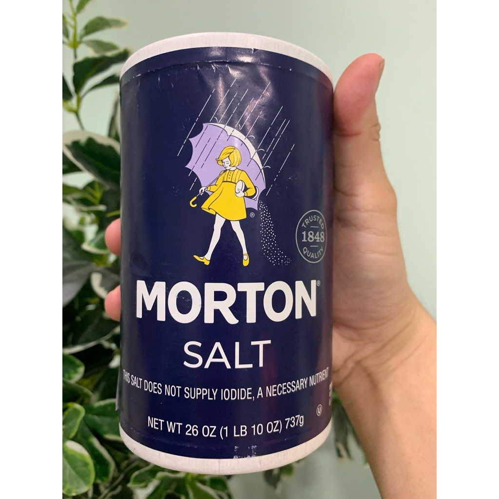 HÀNG XỊN - MUỐI KHÔNG CHỨA I-ỐT Morton Table Salt, Non-Iodized - RẤT TỐT LUÔN NHÉ - Loại muối coarse kosher salt nổi tiếng có khả năng nêm nếm trong ẩm thực rất ngon và độ mặn vừa phải. Hạt muối to, có thể dễ dàng dùng tay để rải và cảm nhận từng hạt muối