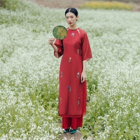 Joven áo dài nguyện viên sang trọng nữ tính