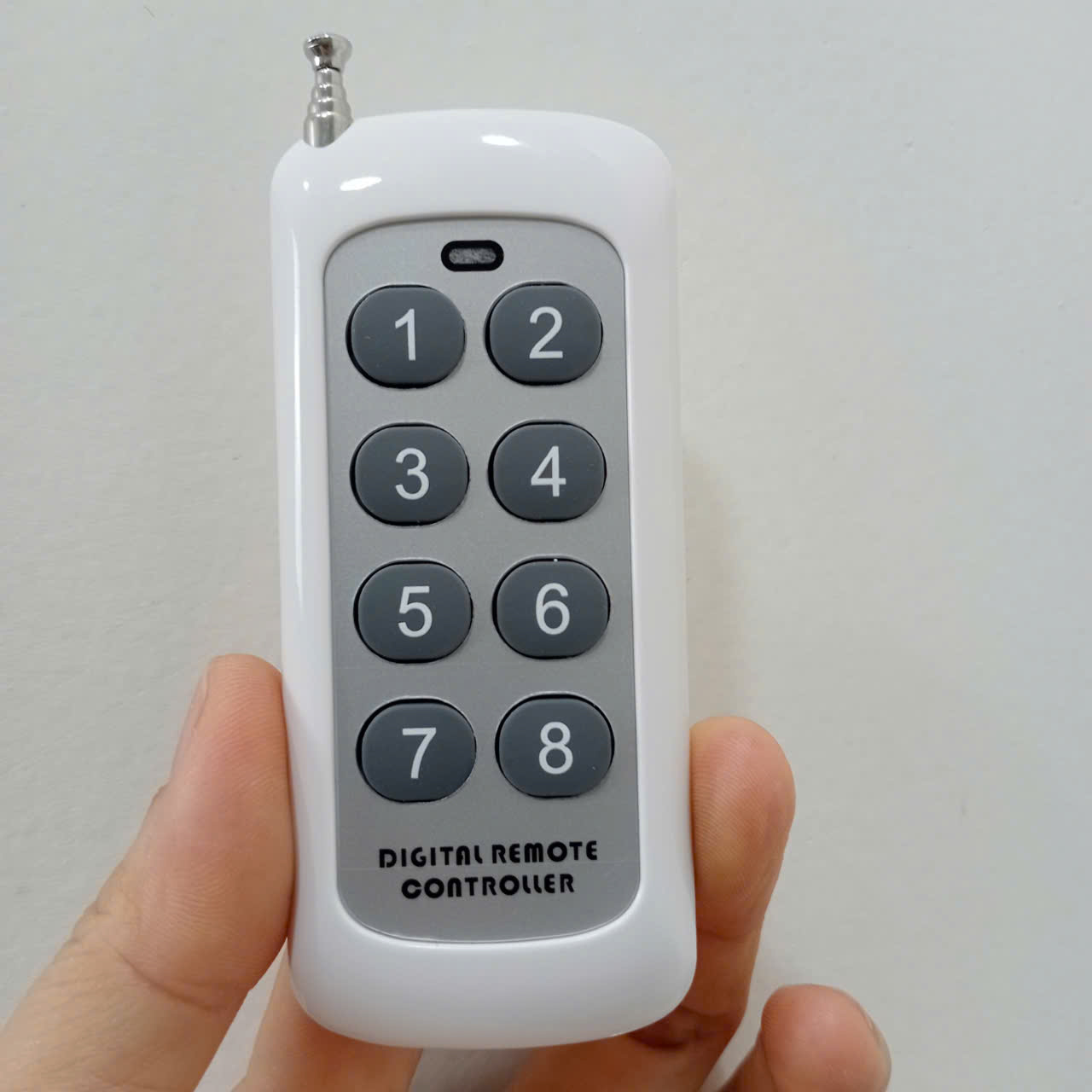 Tay Remote tần số 433Mhz , màu trắng 8 kênh 8 nút, tặng kèm pin 23A